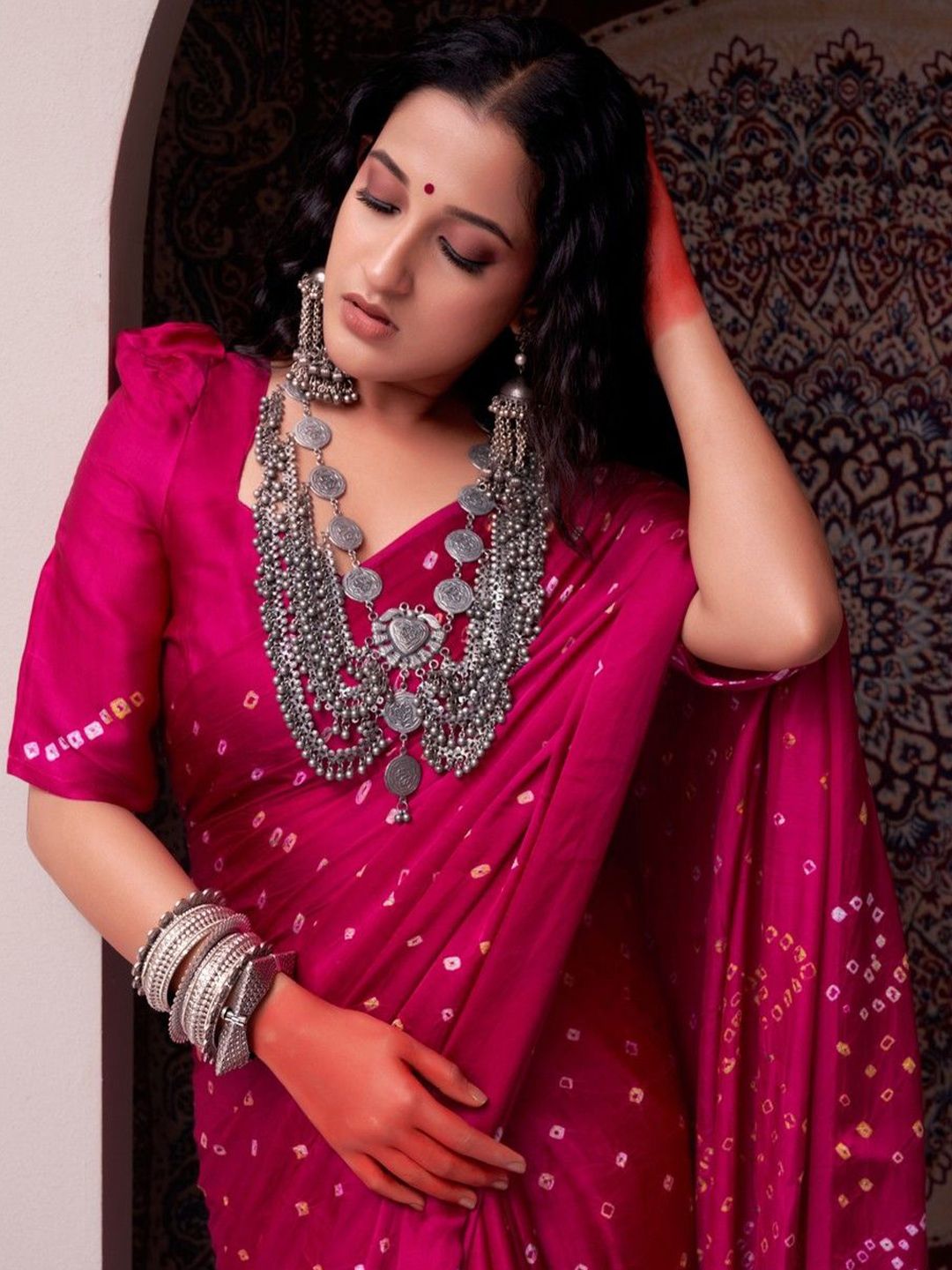 yHwIg5S8_d9c85c19f9294c9599c090b159bd05e3.jpg Taavi Bandhani Tie & Dye Designer Saree - Image 1